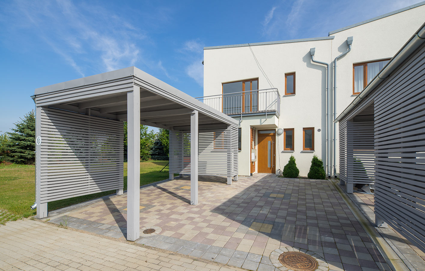 modernes Carport vor modernem Haus